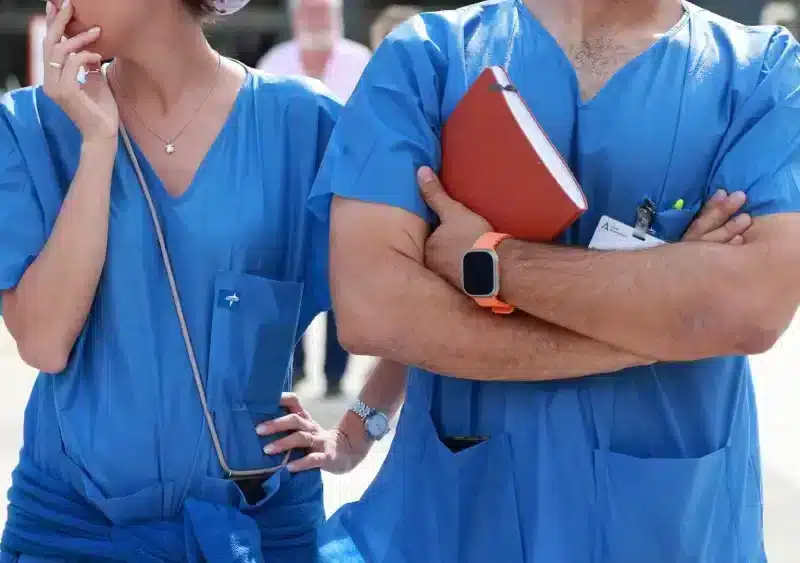 Archivo - Imágenes de las protestas sanitarias en la puerta del Hospital Virgen del Rocío de Sevilla, a 26 de junio de 2024, en Sevilla, Andalucía (España). (Imagen de archivo). - Rocío Ruz - Europa Press - Archivo