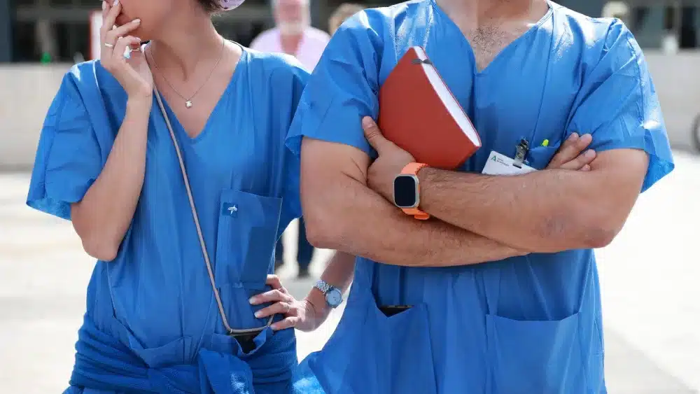 Archivo - Imágenes de las protestas sanitarias en la puerta del Hospital Virgen del Rocío de Sevilla, a 26 de junio de 2024, en Sevilla, Andalucía (España). (Imagen de archivo). - Rocío Ruz - Europa Press - Archivo