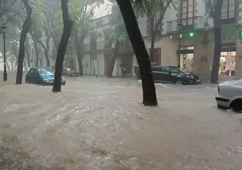 Calle Porvera en Jerez con agua acumulada por las lluvias de la Dana que atraviesa la provincia. A 30 de octubre de 2024, en Jerez, Cádiz (Andalucía, España). - Europa Press