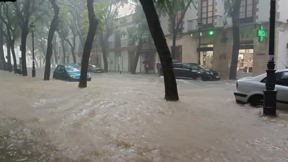 Calle Porvera en Jerez con agua acumulada por las lluvias de la Dana que atraviesa la provincia. A 30 de octubre de 2024, en Jerez, Cádiz (Andalucía, España). - Europa Press