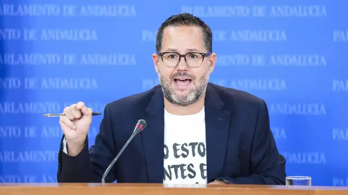 El portavoz de Adelante Andalucía, José Ignacio García, este miércoles en rueda de prensa en el Parlamento. - Joaquin Corchero - Europa Press