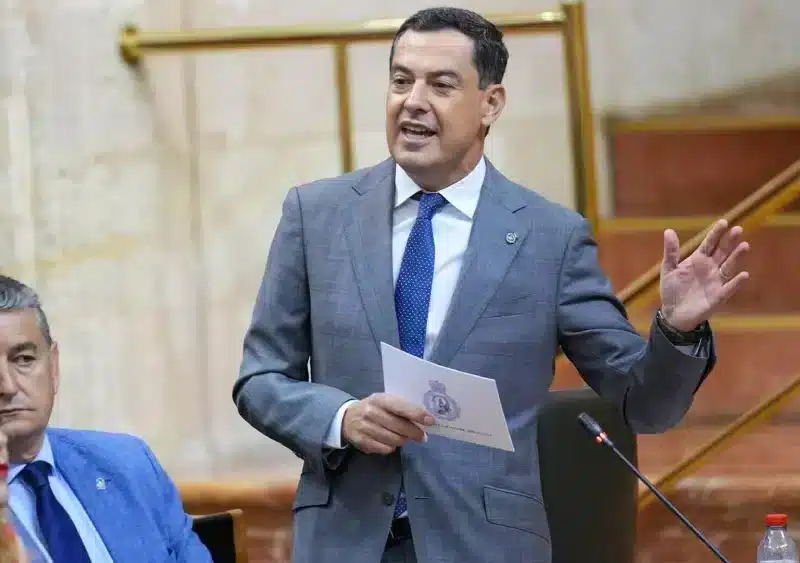 El presidente de la Junta de Andalucía, Juanma Moreno, este jueves en el Pleno del Parlamento en su respuesta a la pregunta del Grupo Mixto-Adelante Andalucía. - FRANCISCO J. OLMO/EUROPA PRESS