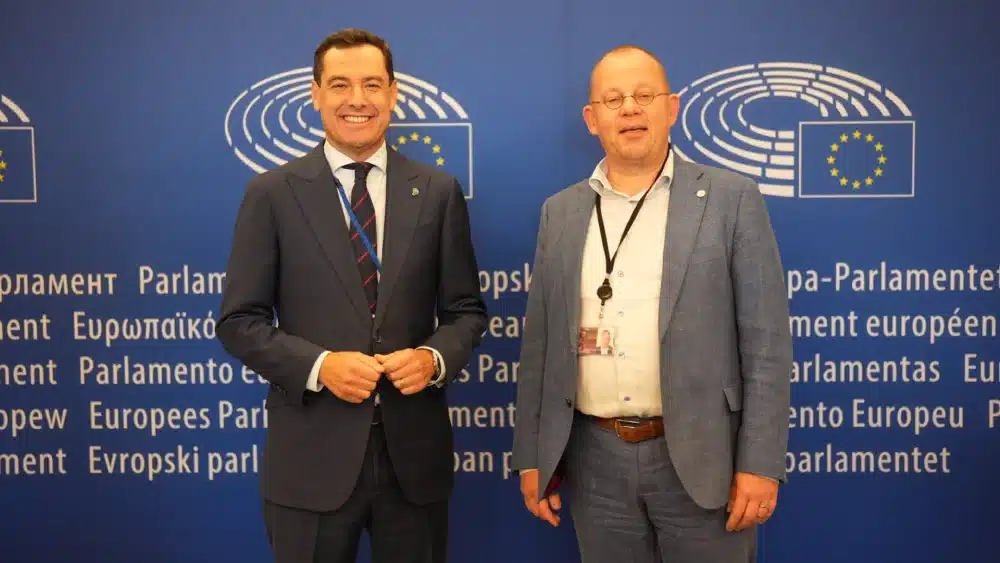 El presidente de la Junta de Andalucía, Juanma Moreno (i.) mantiene un encuentro con el presidente de Water Europe, Durk Kroll, este martes en Bruselas - JUNTA DE ANDALUCÍA