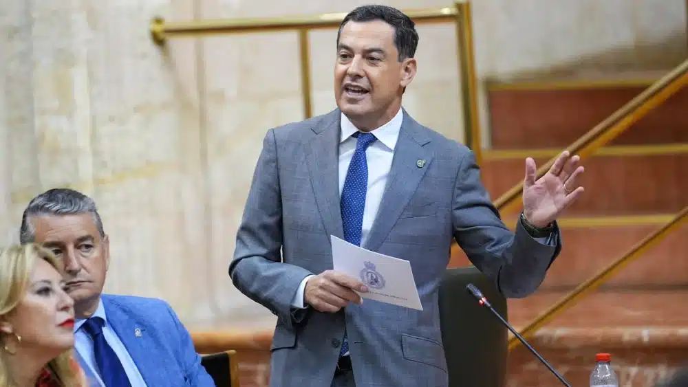 El presidente de la Junta de Andalucía, Juanma Moreno, este jueves en el Pleno del Parlamento en su respuesta a la pregunta del Grupo Mixto-Adelante Andalucía. - FRANCISCO J. OLMO/EUROPA PRESS