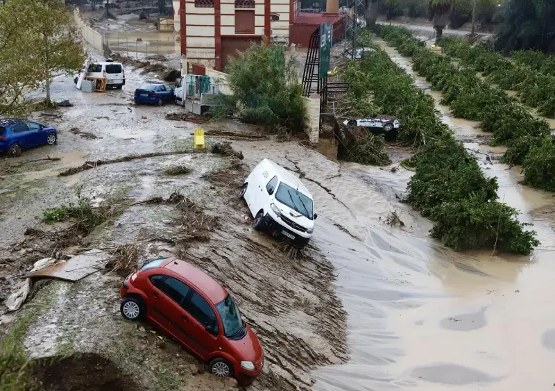 Coches destrozados tras el paso del la Dana. A 30 de octubre de 2024, en Málaga, Andalucía (España). La Dana hace estragos en la provincia de Málaga - Álex Zea - Europa Press