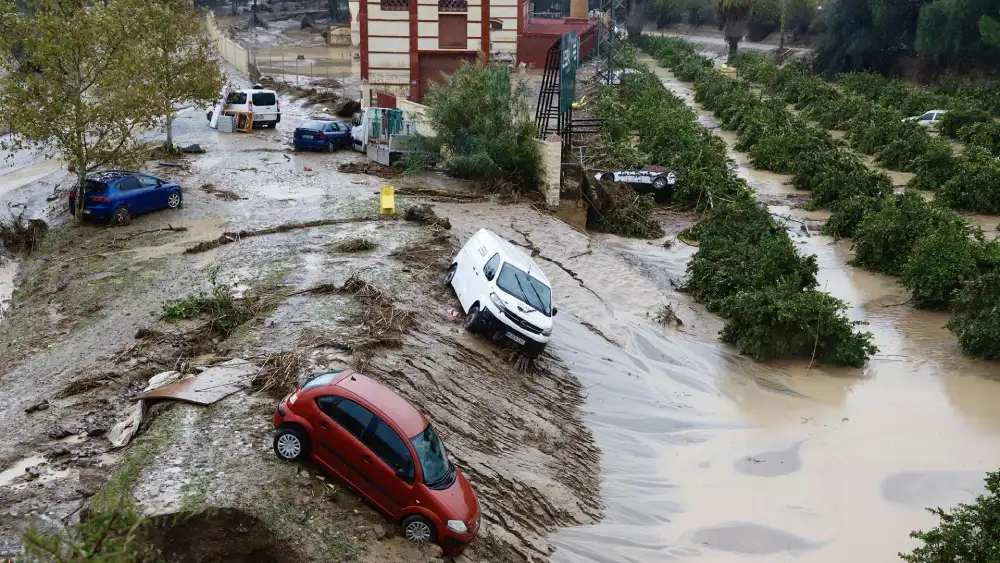 Coches destrozados tras el paso del la Dana. A 30 de octubre de 2024, en Málaga, Andalucía (España). La Dana hace estragos en la provincia de Málaga - Álex Zea - Europa Press