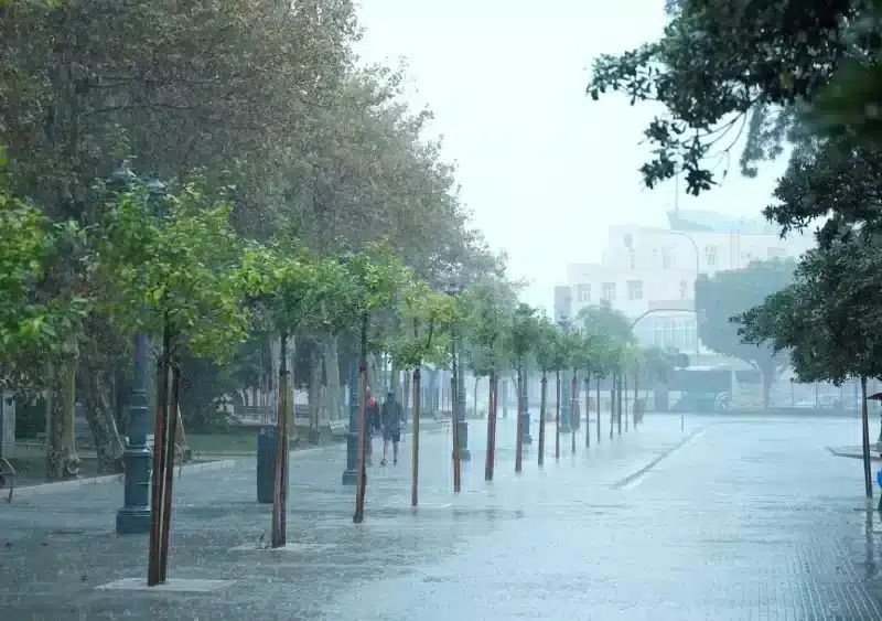 Imagen de la lluvia este 11 de octubre de 2024 en Sevilla. EP