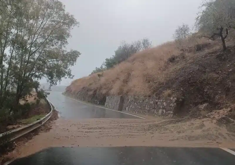 Vista de los efectos de las fuertes lluvias en la carretera MA-3108 de Benamargosa a Cútar. - DIPUTACIÓN DE MÁLAGA