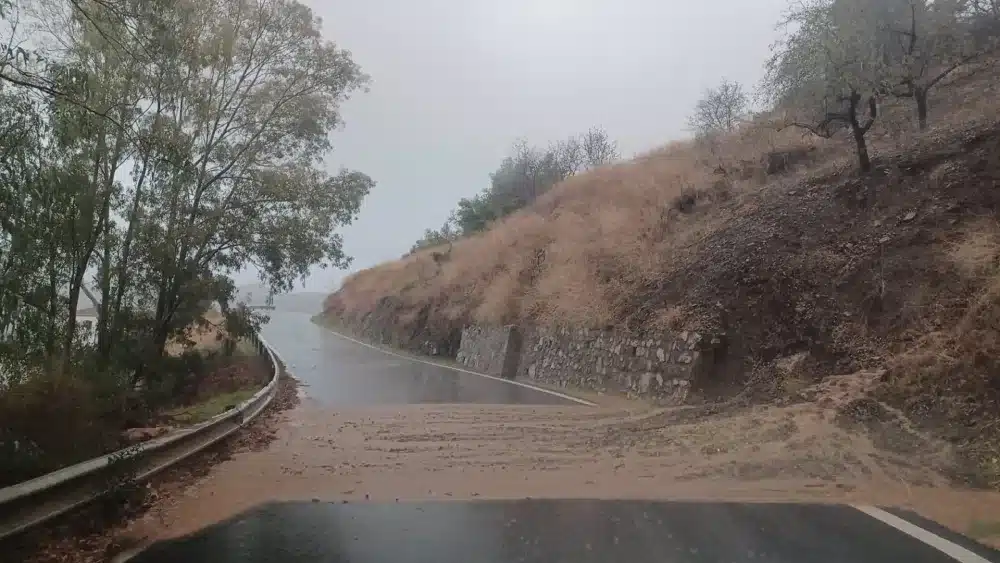 Vista de los efectos de las fuertes lluvias en la carretera MA-3108 de Benamargosa a Cútar. - DIPUTACIÓN DE MÁLAGA