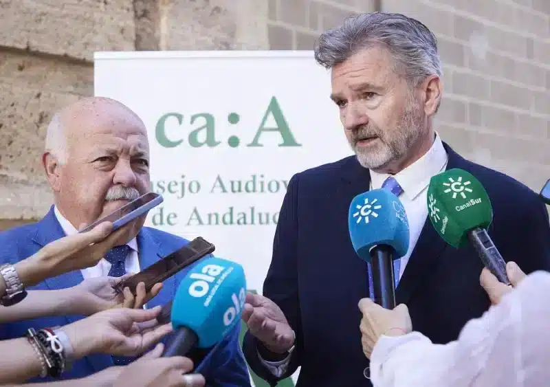 Archivo - El presidente del Consejo Audiovisual de Andalucía, Domi del Postigo (d), en una imagen de archivo junto al presidente del Parlamento andaluz, Jesús Aguirre. - JOAQUÍN CORCHERO/PARLAMENTO DE ANDALUCÍA - Archivo