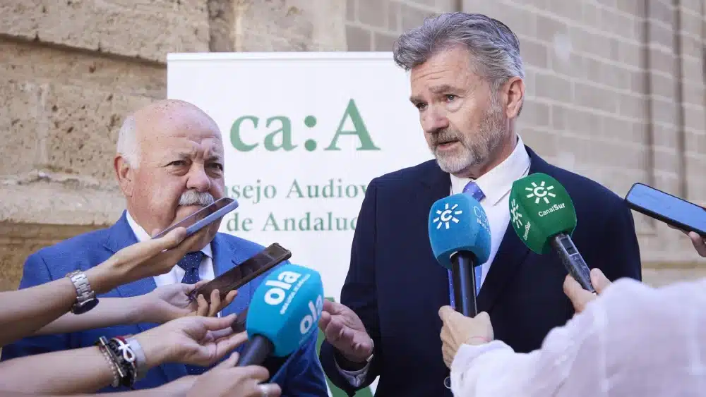 Archivo - El presidente del Consejo Audiovisual de Andalucía, Domi del Postigo (d), en una imagen de archivo junto al presidente del Parlamento andaluz, Jesús Aguirre. - JOAQUÍN CORCHERO/PARLAMENTO DE ANDALUCÍA - Archivo