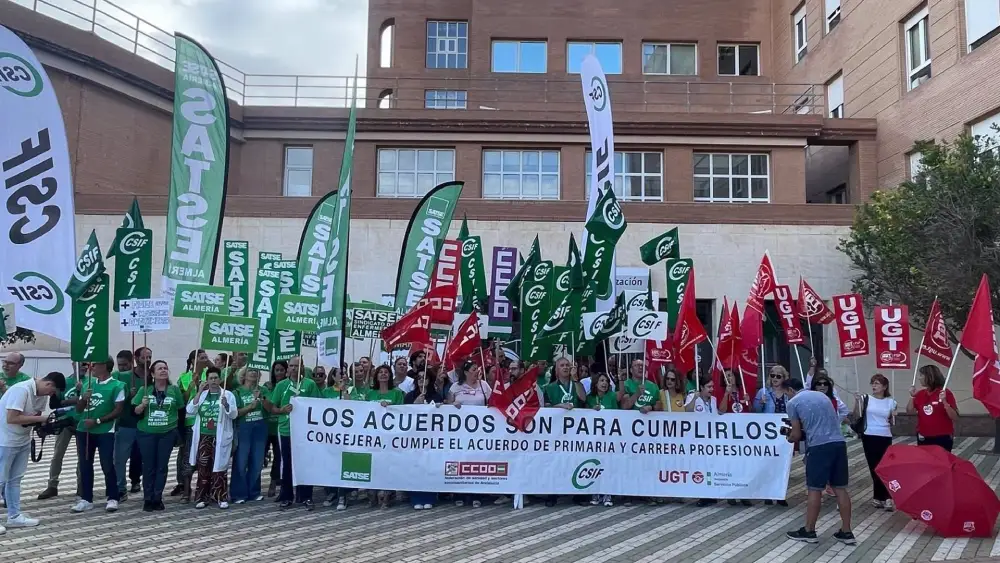 Protesta convocada por CCOO, CSIF, Satse y UGT en las ocho capitales andaluzas para reclamar al SAS los acuerdos firmados. - CCOO-A