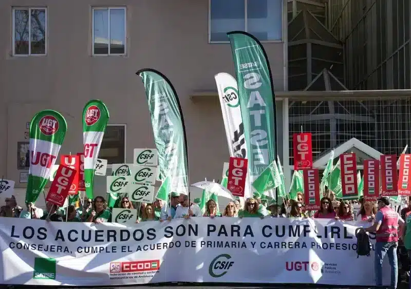 Archivo - Manifestantes durante la concentración ante la Delegación Provincial de Salud. A 22 de mayo de 2024, en Sevilla (Andalucía, España). - María José López - Europa Press - Archivo