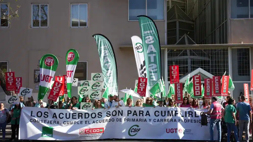 Archivo - Manifestantes durante la concentración ante la Delegación Provincial de Salud. A 22 de mayo de 2024, en Sevilla (Andalucía, España). - María José López - Europa Press - Archivo