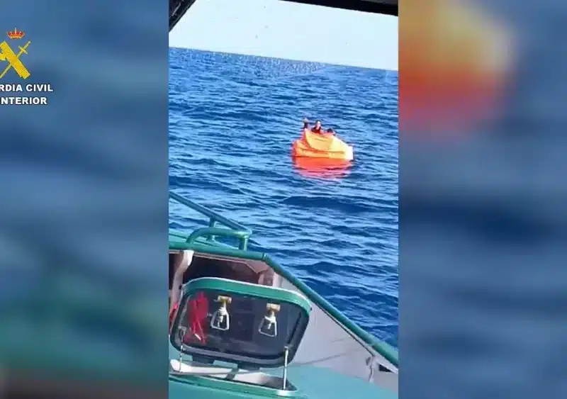 Imagen del rescate de la Guardia Civil a dos personas en una balsa salvavidas. - GUARDIA CIVIL