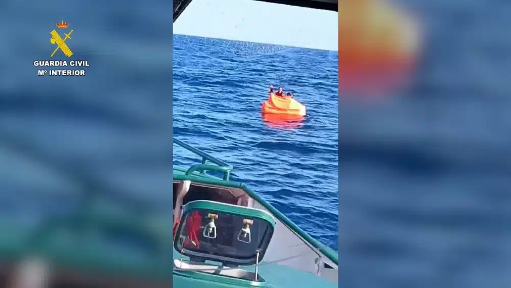 Imagen del rescate de la Guardia Civil a dos personas en una balsa salvavidas. - GUARDIA CIVIL