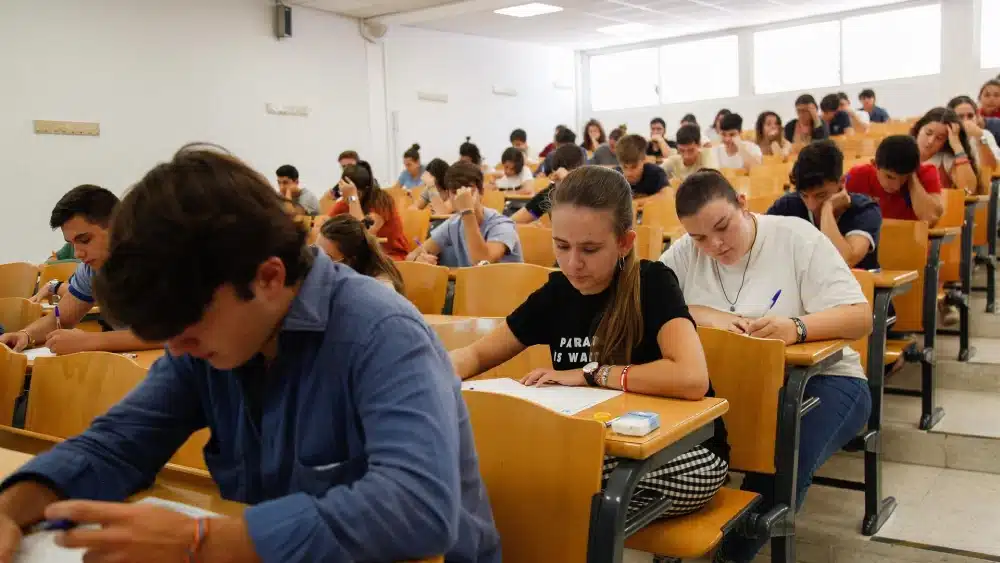 Archivo - Examen de Selectividad de septiembre en Andalucía (Foto de archivo). - MARÍA JOSÉ LÓPEZ (EUROPA PRESS) - Archivo