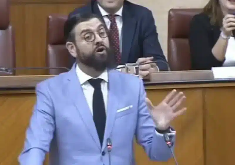 Manu Sánchez en su intervención en el Parlamento Andaluz