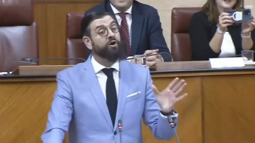 Manu Sánchez en su intervención en el Parlamento Andaluz