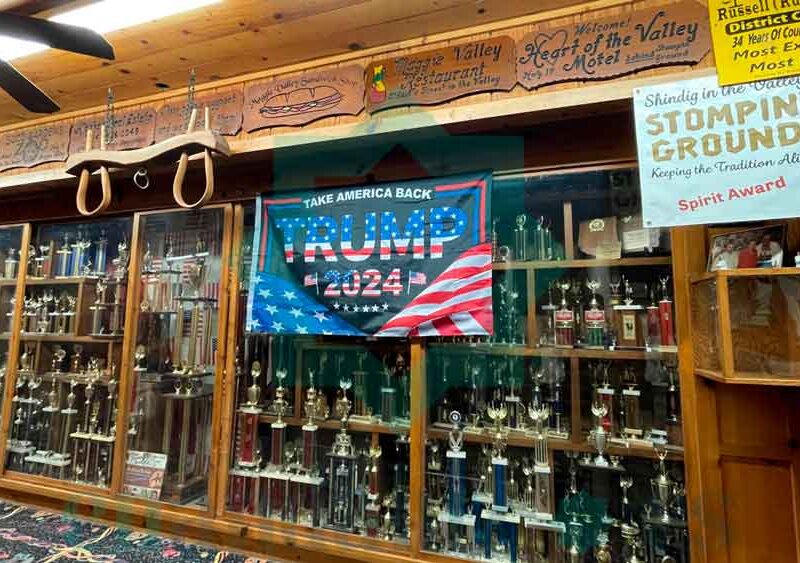 Imagen del interior de un club social y cultural del pueblo Maggie Valley en Carolina del Norte donde ha ganado Trump / Clara Fajardo