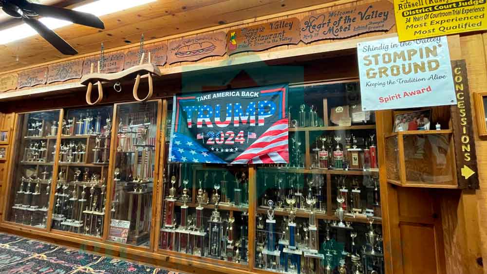 Imagen del interior de un club social y cultural del pueblo Maggie Valley en Carolina del Norte donde ha ganado Trump / Clara Fajardo