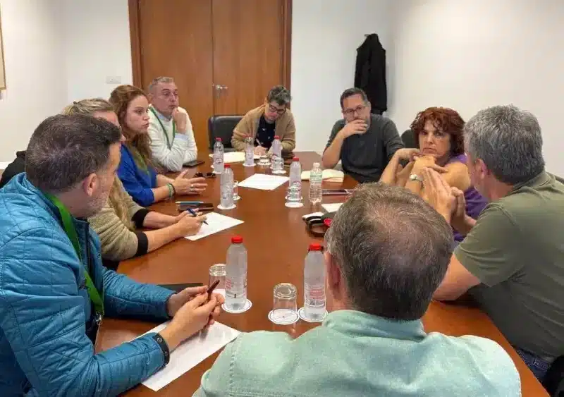 Imagen de este lunes del encuentro de los diputados de Adelante, Maribel Mora y José Ignacio García, con trabajadores del Servicio 112. - ADELANTE ANDALUCÍA