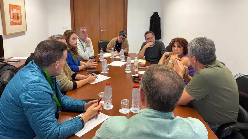 Imagen de este lunes del encuentro de los diputados de Adelante, Maribel Mora y José Ignacio García, con trabajadores del Servicio 112. - ADELANTE ANDALUCÍA