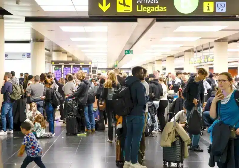 Varias personas en el aeropuerto de Barcelona-El Prat, a 4 de noviembre de 2024, en la T-2, en El Prat de Llobregat, Barcelona, Cataluña (España). - Kike Rincón - Europa Press