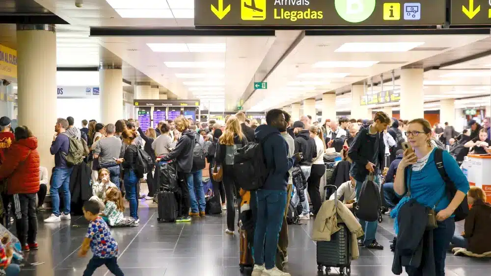 Varias personas en el aeropuerto de Barcelona-El Prat, a 4 de noviembre de 2024, en la T-2, en El Prat de Llobregat, Barcelona, Cataluña (España). - Kike Rincón - Europa Press