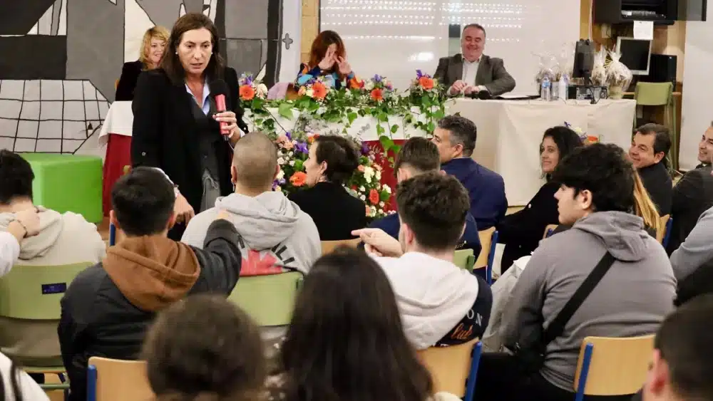 La consejera de Inclusión Social, Juventud, Familias e Igualdad, Loles López, en una charla en el IES La Marisma de la capital. - JUNTA DE ANDALUCÍA