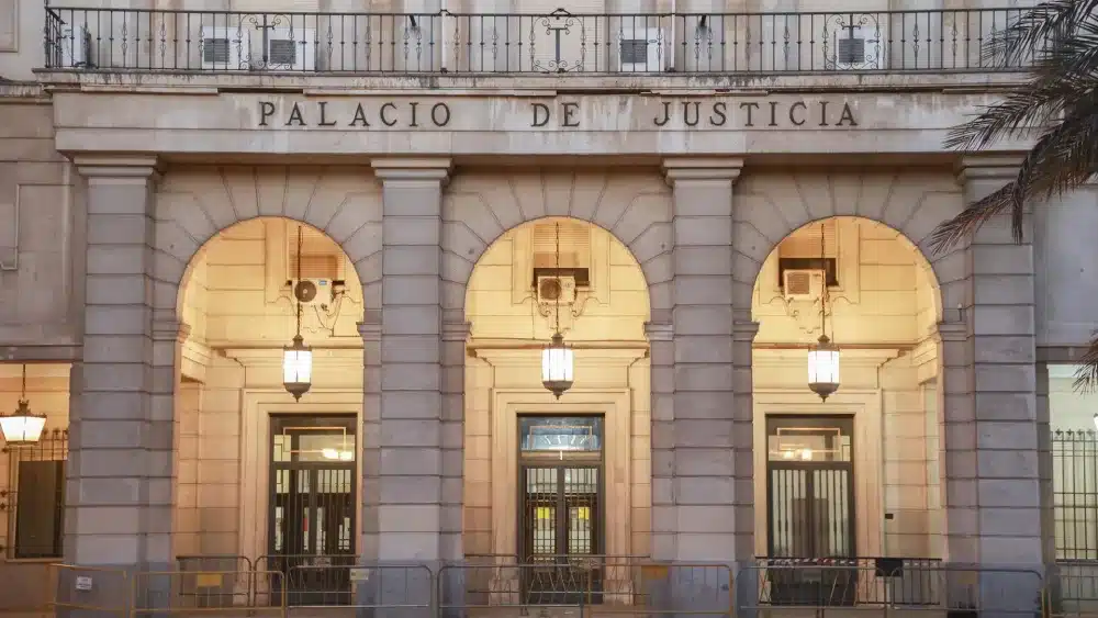 Archivo - Fachada de los Juzgados de El Prado de San Sebastián. A 1 de agosto de 2024, en Sevilla (Andalucía, España). Fachada principal de los Juzgados de El Prado de San Sebastián en el centro de Sevilla. - ROCÍO RUZ / EUROPA PRESS - Archivo