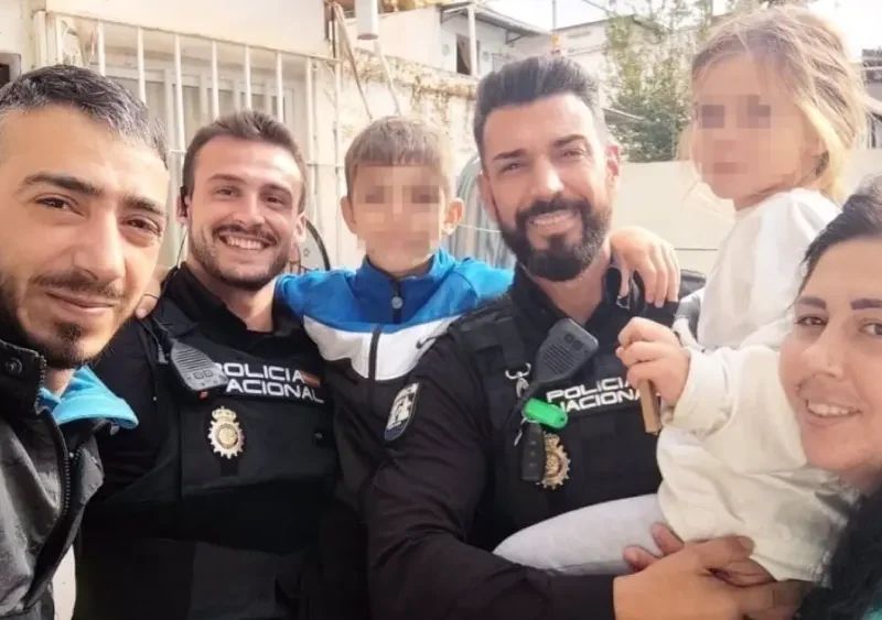 Familia rescatada por agentes de la Policía Nacional en Málaga. - CNP