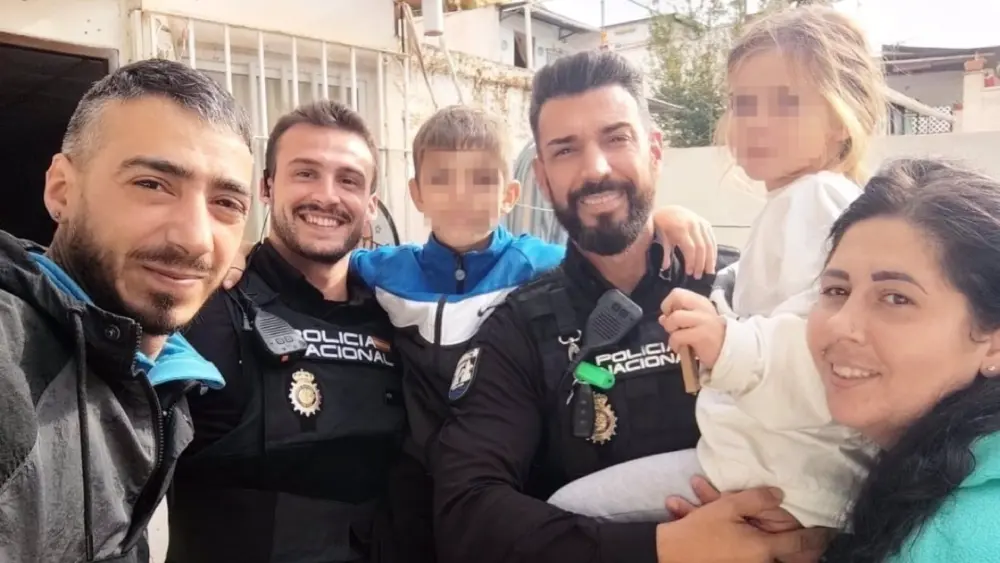 Familia rescatada por agentes de la Policía Nacional en Málaga. - CNP