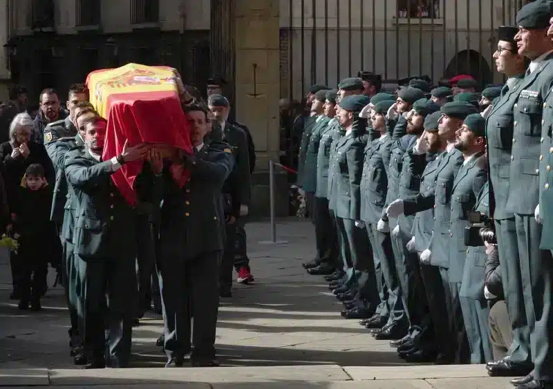 Archivo - Varios guardias civiles llevan el féretro a la Catedral de Pamplona durante el funeral de uno de los guardias civiles fallecidos en Barbate tras ser embestidos por una narcolancha - Eduardo Sanz - Europa Press - Archivo