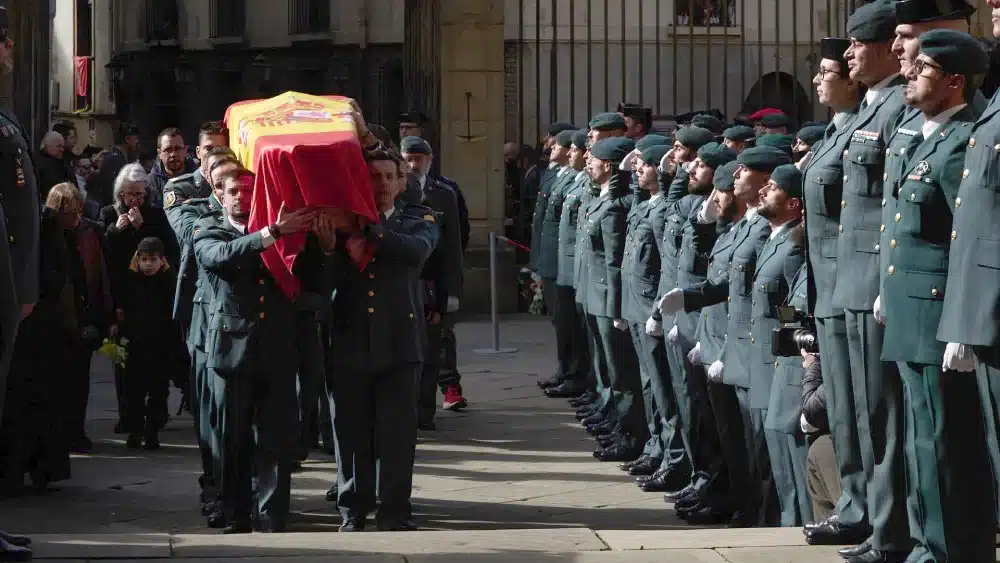 Archivo - Varios guardias civiles llevan el féretro a la Catedral de Pamplona durante el funeral de uno de los guardias civiles fallecidos en Barbate tras ser embestidos por una narcolancha - Eduardo Sanz - Europa Press - Archivo