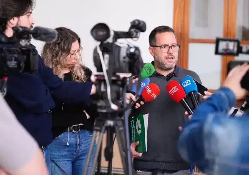 El portavoz del Grupo Mixto-Adelante Andalucía, José Ignacio García, atiende a los medios en el Parlamento andaluz. - ADELANTE ANDALUCÍA