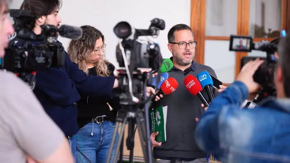 El portavoz del Grupo Mixto-Adelante Andalucía, José Ignacio García, atiende a los medios en el Parlamento andaluz. - ADELANTE ANDALUCÍA