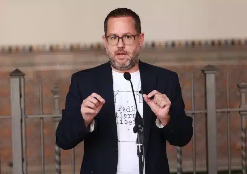 El portavoz del Grupo Mixto-Adelante Andalucía, José Ignacio García, atiende a los medios en el Parlamento. - ROCÍO RUZ/EUROPA PRESS