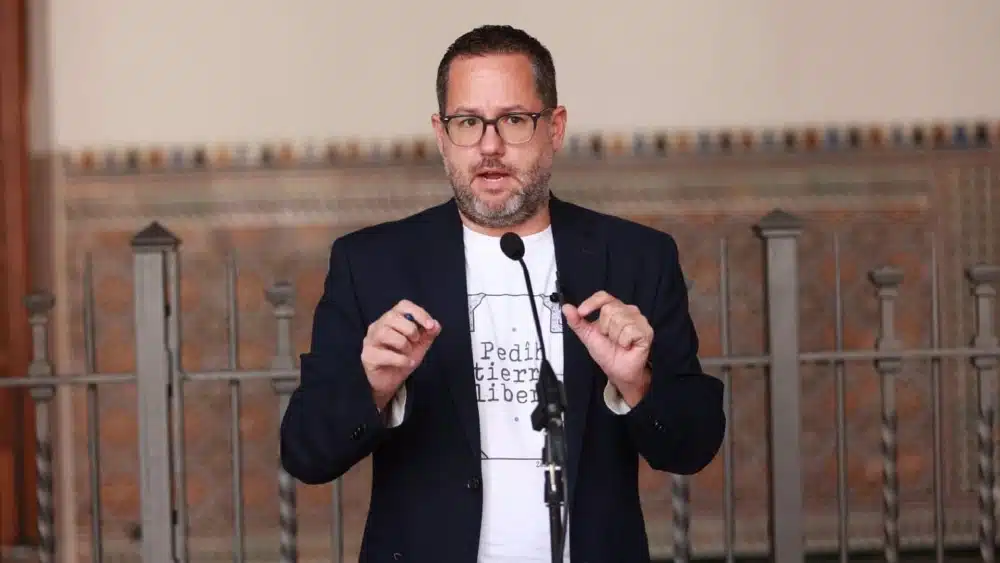 El portavoz del Grupo Mixto-Adelante Andalucía, José Ignacio García, atiende a los medios en el Parlamento. - ROCÍO RUZ/EUROPA PRESS