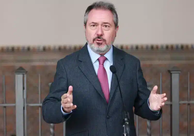 El secretario general del PSOE-A, Juan Espadas, atiende a los medios durante el debate de los presupuestos. (Foto de archivo). - Rocío Ruz - Europa Press