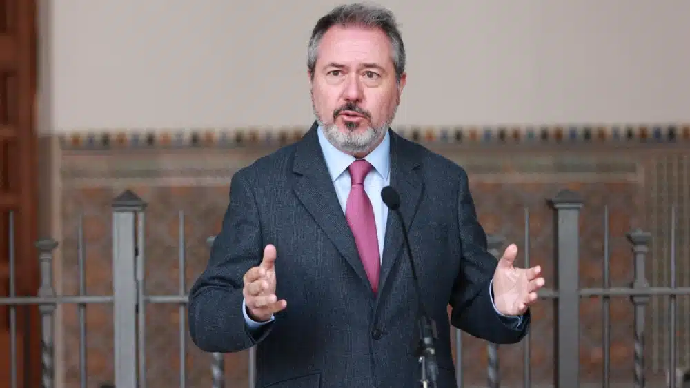 El secretario general del PSOE-A, Juan Espadas, atiende a los medios durante el debate de los presupuestos. (Foto de archivo). - Rocío Ruz - Europa Press