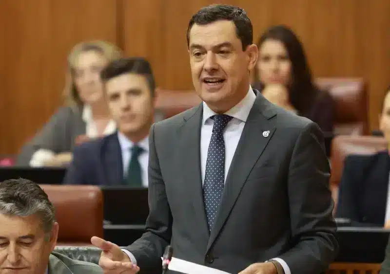 El presidente de la Junta, Juanma Moreno, en la sesión de control al Gobierno andaluz en el Pleno del Parlamento. (Foto de archivo). - Rocío Ruz - Europa Press