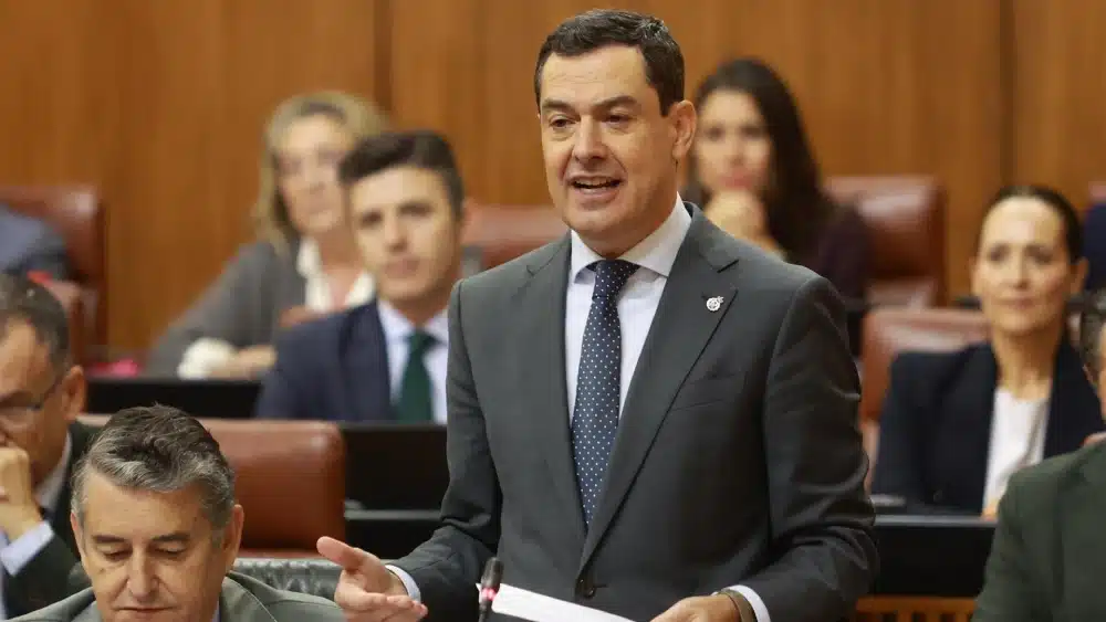 El presidente de la Junta, Juanma Moreno, en la sesión de control al Gobierno andaluz en el Pleno del Parlamento. (Foto de archivo). - Rocío Ruz - Europa Press