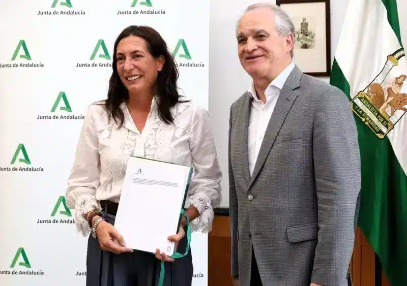 La consejera de Inclusión Social, Juventud, Familias e Igualdad, Loles López, y el presidente del Consejo Andaluz de Colegios Oficiales de Farmacéuticos, Antonio Mingorance. - JUNTA DE ANDALUCÍA