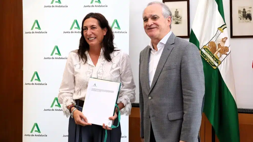 La consejera de Inclusión Social, Juventud, Familias e Igualdad, Loles López, y el presidente del Consejo Andaluz de Colegios Oficiales de Farmacéuticos, Antonio Mingorance. - JUNTA DE ANDALUCÍA