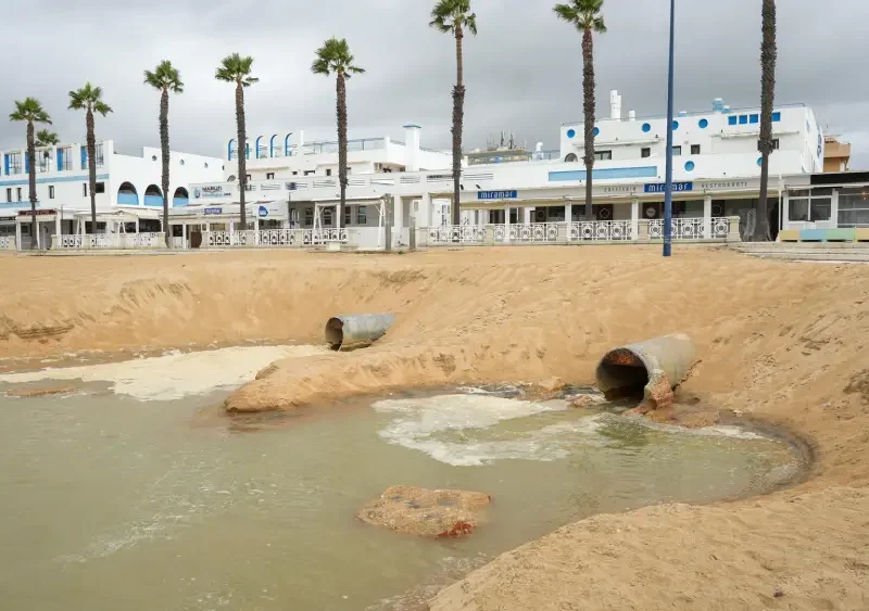 Limpian los aliviaderos en prevención de las lluvias, a 14 de noviembre de 2024, en La Antilla, Huelva (Andalucía, España). - Francisco J. Olmo - Europa Press