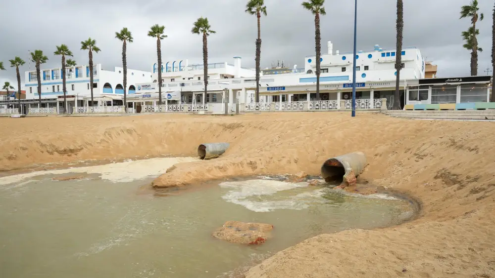 Limpian los aliviaderos en prevención de las lluvias, a 14 de noviembre de 2024, en La Antilla, Huelva (Andalucía, España). - Francisco J. Olmo - Europa Press