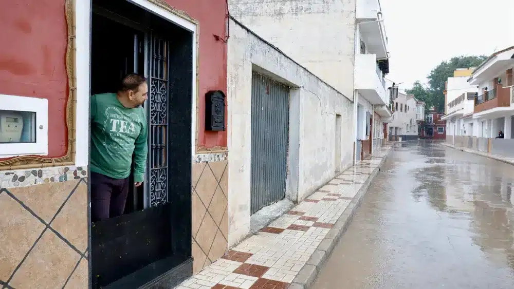 Vecino en la barriada El Brillante en Málaga capital, donde se han producido desalojos preventivos - EUROPA PRESS/ALEX ZEA