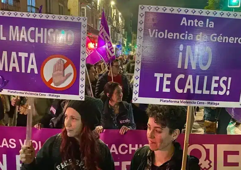 Miles de manifestantes alzan su voz y sus pancartas contra la violencia de género. - ALEX ZEA / EUROPA PRESS