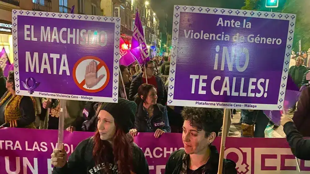 Miles de manifestantes alzan su voz y sus pancartas contra la violencia de género. - ALEX ZEA / EUROPA PRESS